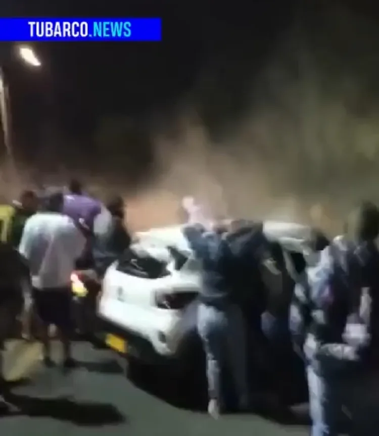 cinco heridos; 2 iban en el taxi, y 3 en el carro particular. Pasajeros y conductores afectados.