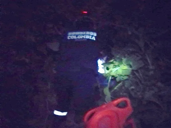 Estaba haciendo necesidades fisiológicas y rodó por una pendiente de 15 metros en Ipiales