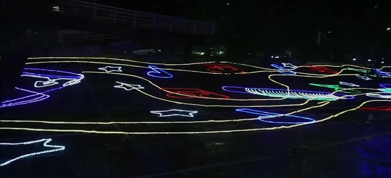 El río Cali volvió a iluminarse con la navidad: adornos han encantado