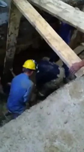 Bomberos de Popayán rescataron a un hombre que quedó atrapado en una obra en el barrio La Esmeralda
