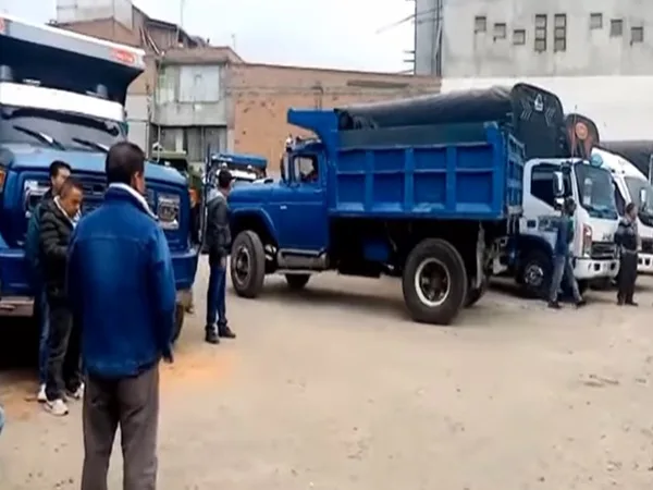 Volqueteros en Pasto también decidieron protestar: denuncian alzas desmedida de arena y triturado