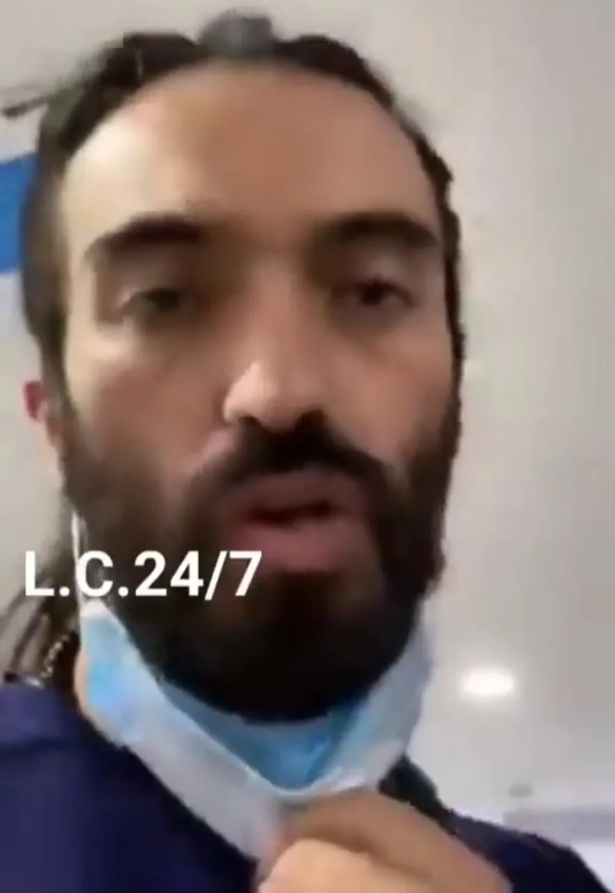Le tocó meterse con patadas y tumbando puertas a supuesto periodista del Congreso de la República con "preinfarto"