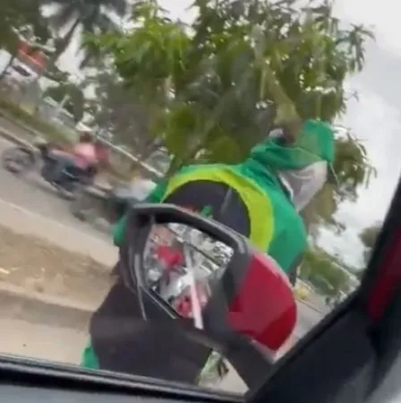 Un hombre escupió la ventana del carro de una mujer por no comprarle una bebida en un semáforo.