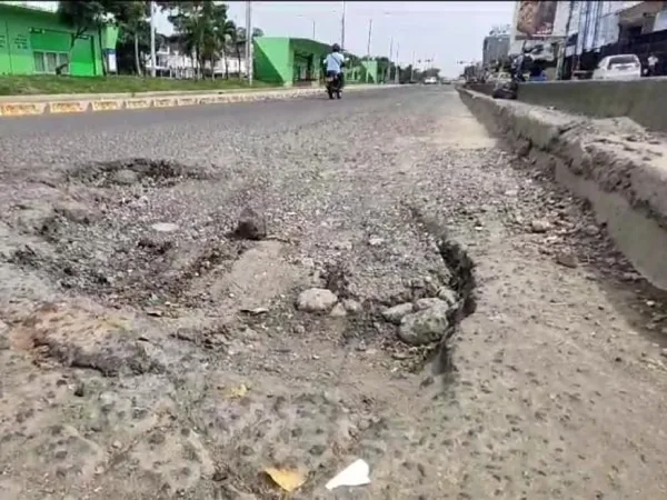 Comunidad "indignada" por el abandono de la malla vial de la autopista Simón Bolívar en Cali