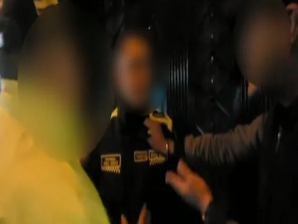 «Policías golosos «: Dos uniformados se comieron los billetes recibidos de una extorsión
