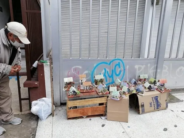 A brindarle apoyo: con la venta de casitas para pesebres adulto mayor busca para su sustento