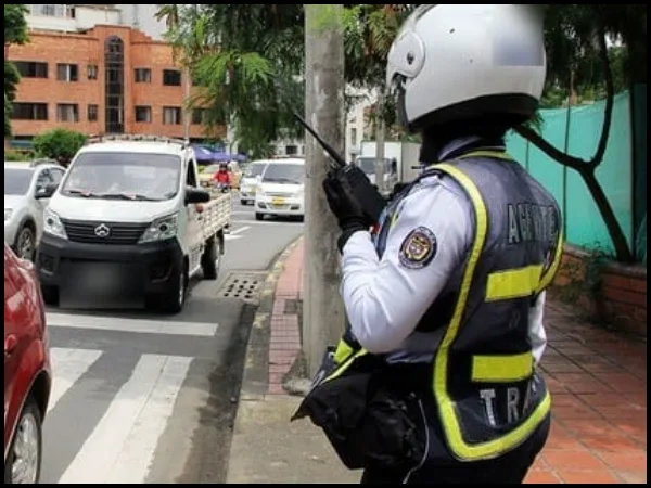 Por soborno y uso de una moto oficial suspendieron e inhabilitaron a agentes de tránsito en Cali