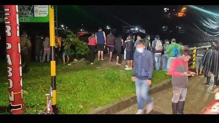 Los contrastes en Mocoa: con llantas a la mano y ‘evacuación’ a  la orilla de los puentes, lo que dejó la creciente súbita