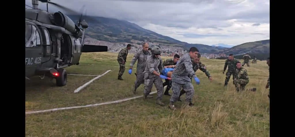 En helicóptero fueron evacuados dos campesinos con heridas por mina antipersonal en la Lanada, Nariño.