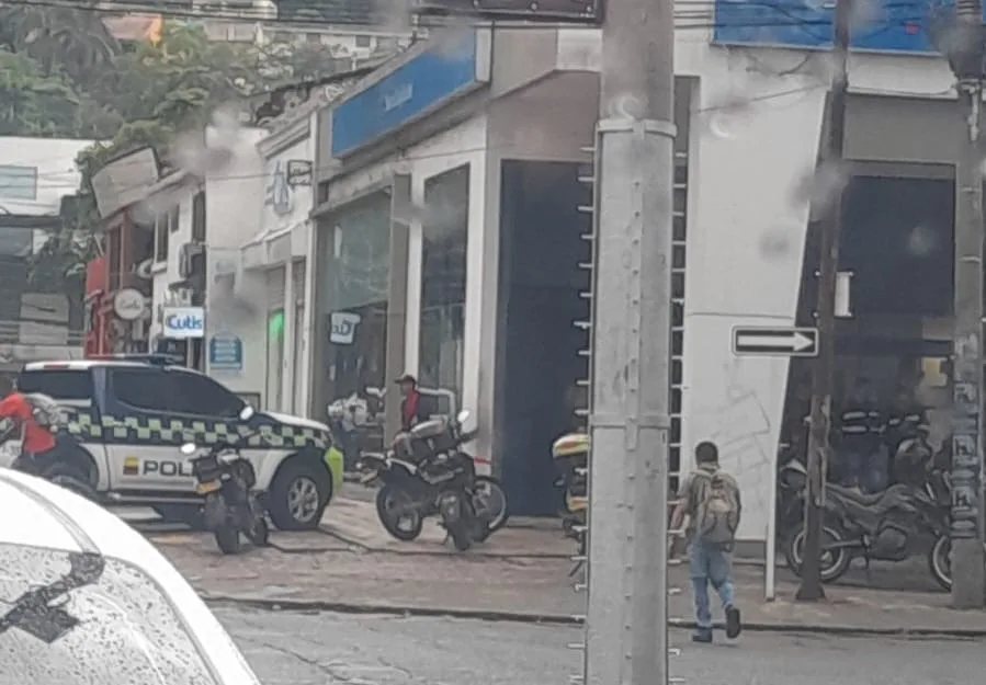 "Llegó un poco de policía buscando los ladrones", posible taquillazo a sede bancaria en Cali