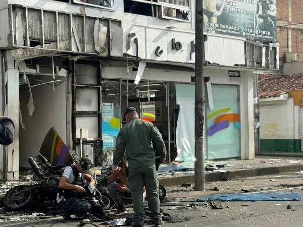 Cuidador de motos herido en atentado con explosivos en Jamundí está siendo atendido en la Clínica Valle del Lili.