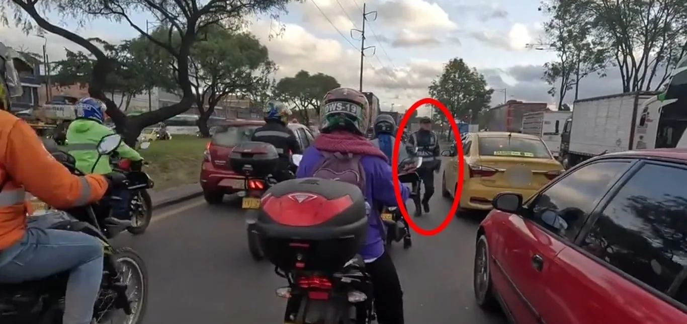 Sospecha o error: agente de tránsito quiso multar a motociclista "por ir en el andén" pero él había grabado
