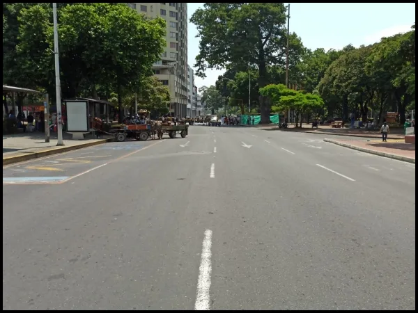 Cierre en la Av 2N inmediaciones al CAM y colapsado en el Túnel Mundialista por protesta de carretilleros en Cali