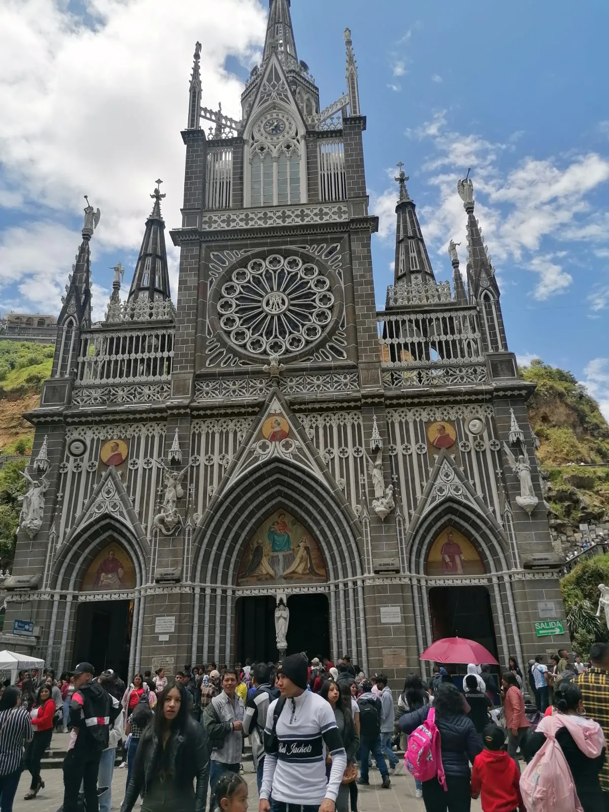 El hermoso Santuario Las Lajas: miles de peregrinos llegan a visitarlo esta Semana Santa