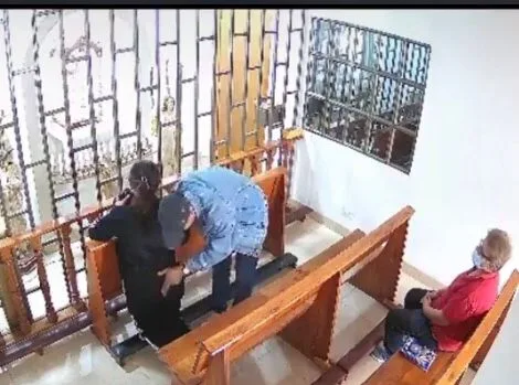 Atraco a dos mujeres en una capilla mientras ellas rezaban, las amenazó, en Bogotá