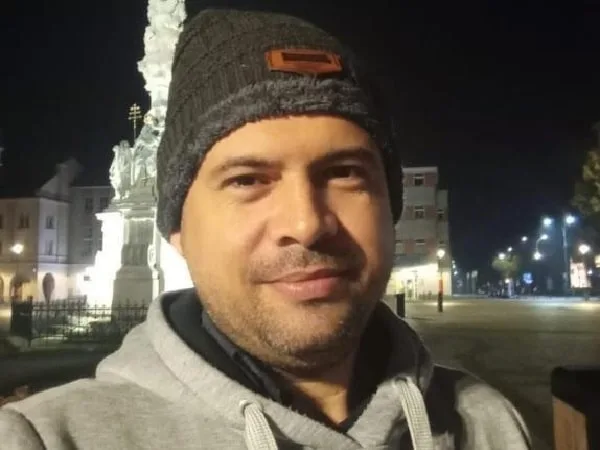 Colombiano en Polonia, víctima de xenofobia.
