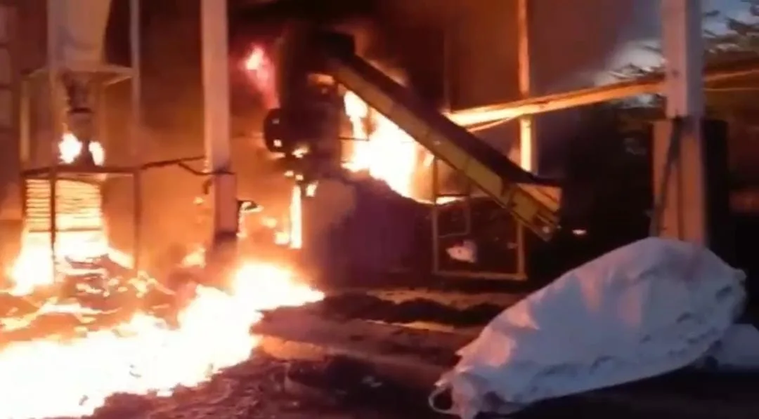 En Yumbo otra fábrica resultó incinerada, más de 5 horas duró el control del incendio