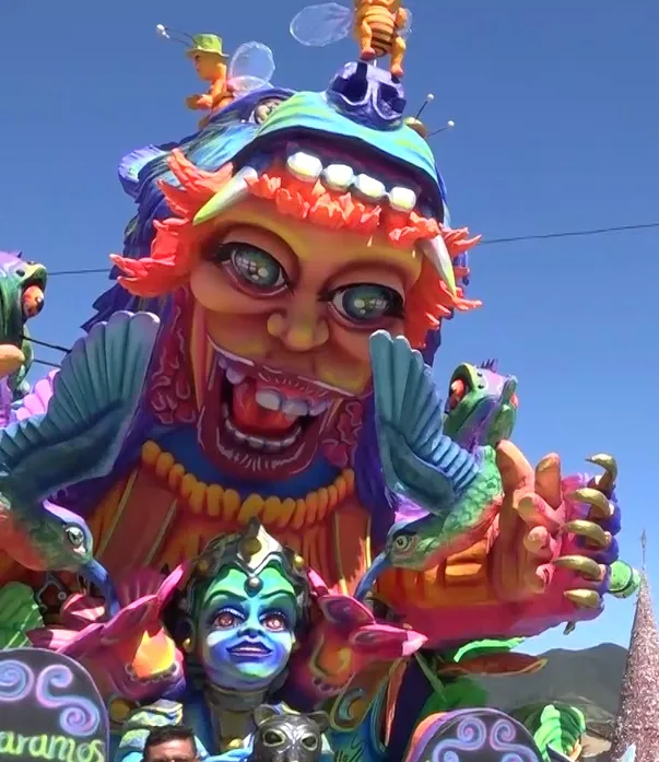 Las majestuosas carrozas que llenaron de arte y color al pasaje del Carnaval
