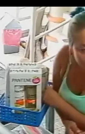 la mujer que se robó un celular en Candelaria Poblado Campestre