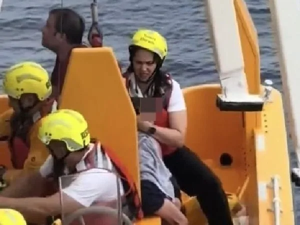 Rescate de niña tras caer de un crucero de Disney.