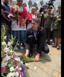 El alcalde Daniel Quintero llevó flores a las esculturas del maestro Fernando Botero. Foto: Alcaldía de Medellín.