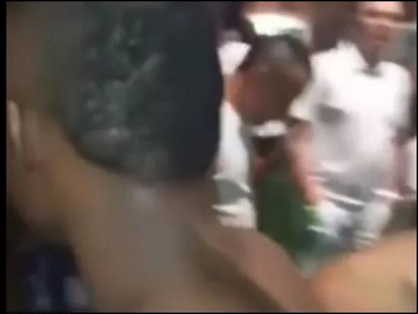 Son menores de edad e iban con "un arma de juguete"; jóvenes golpeados y ‘pegados’ a un poste en La Rivera, Cali