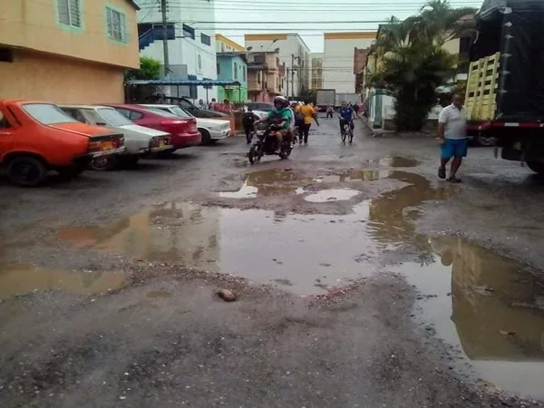 La intransitable vía en Cali que conduce al colegio Nuestra Señora Del Carmen y que lleva más de 20 años en el abandono