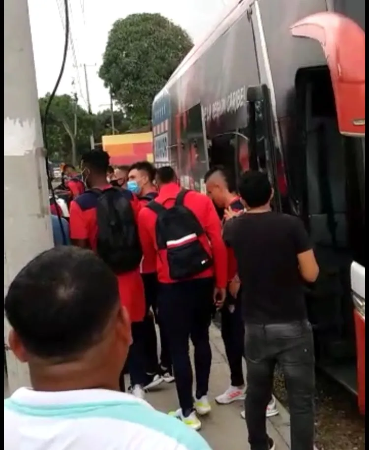 jugadores del Junior les tocó bajarse del bus.