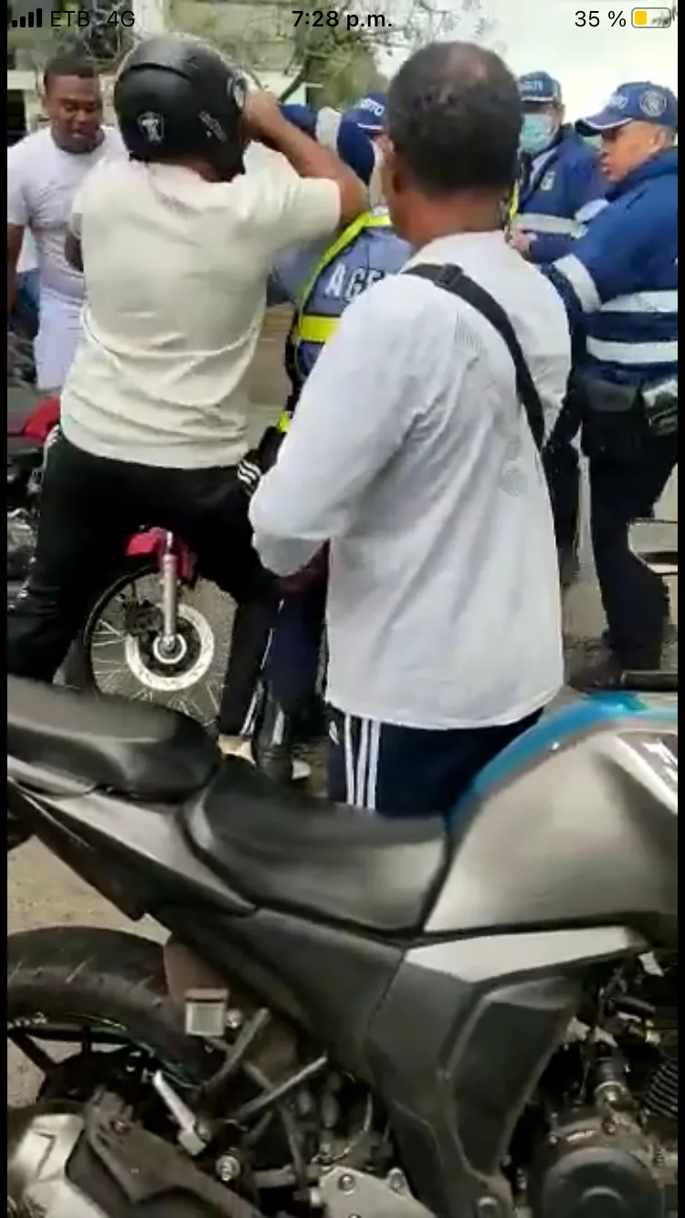 pelea con agentes de tránsito, en Candelaria, Valle del Cauca. 