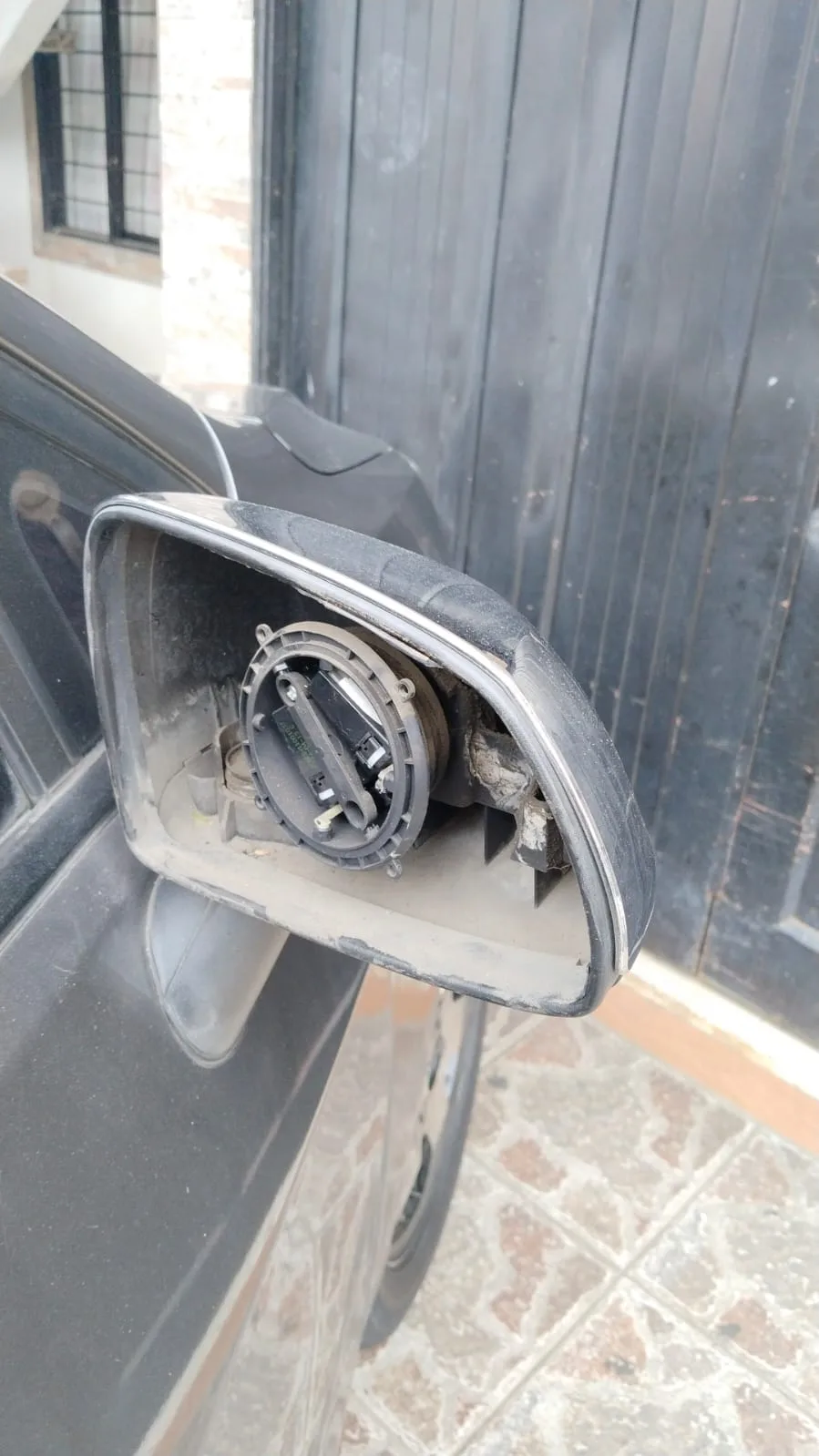 Hurto masivo en barrios del sur de Cali, a los carros les arrancaron autopartes