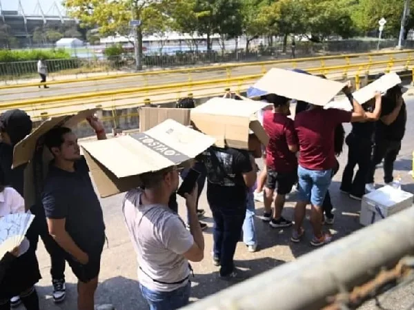 Venta de cartón afuera del estadio Metropolitano de Barranquilla.