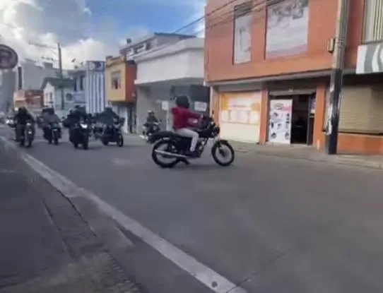 grupo de motorizados haciendo daños en Pasto