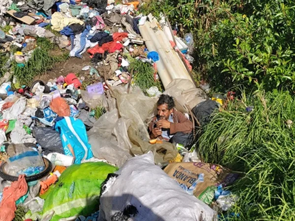 En Nariño claman apoyo para José, el adulto mayor que vive en un basurero, se cobija con plásticos y debe ahuyentar las ratas