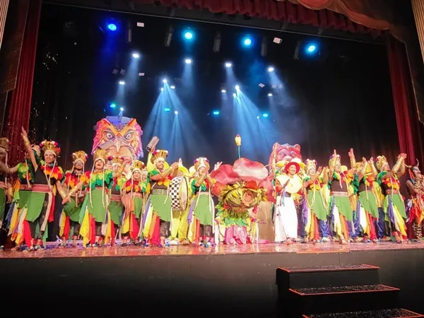 Ecuador vibró con una muestra de danza y Color del Carnaval de Negros y Blancos