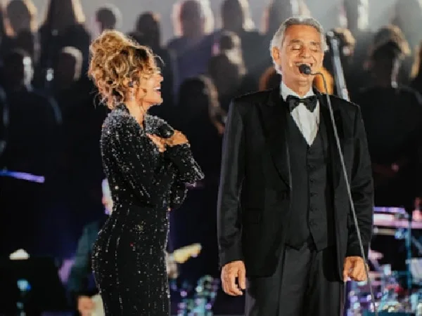 Karol G y Andrea Bocelli cantaron a dúo en El Vaticano.