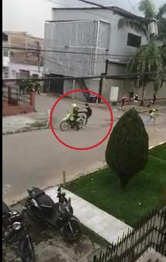 pateó a un policía - paro en Cali