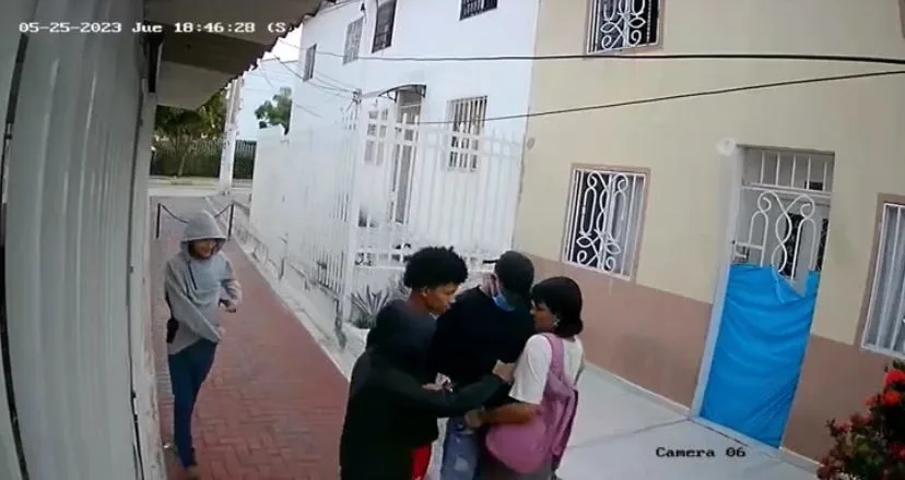 Grupo de menores de edad habría asaltado a una joven, en una calle en Barranquilla