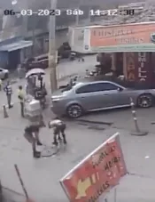 Preocupación en el barrio Obrero, personas salen de una alcantarilla con herramientas, "no son indigentes