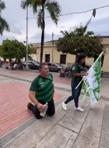 hincha del Deportivo Cali se fue de rodillas a Buga