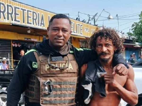 Patrullero se tomó una foto con su mejor amigo de la infancia.