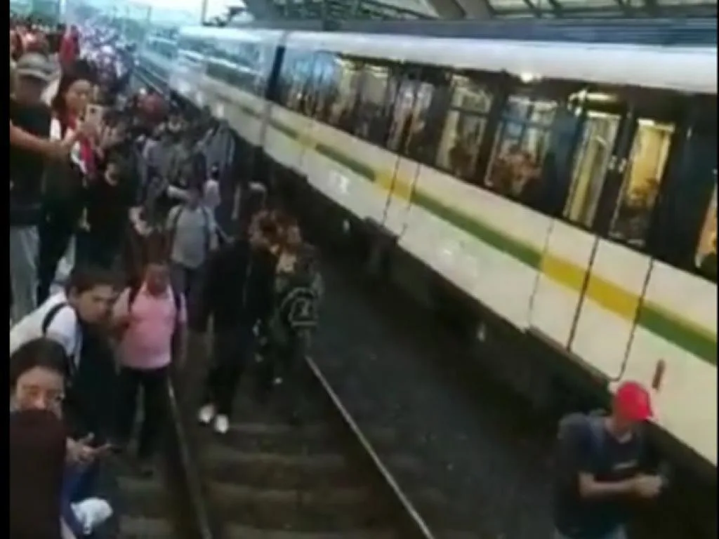 Usuarios se bajaron a las vías férreas y el Metro de Medellín tuvo que parar