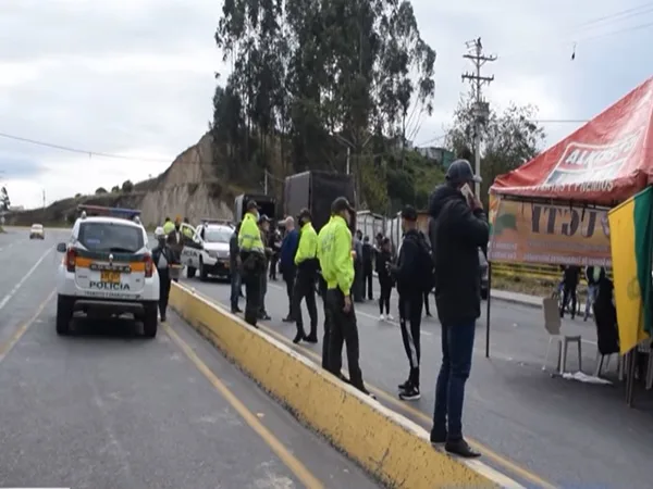Se completan 4 días de bloqueos en la Frontera de Rumichaca, comerciantes exigen pronta respuesta del Gobierno de Ecuador