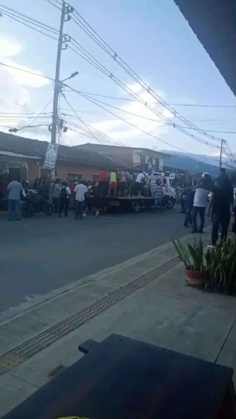 "Bájenlas y no copien de nada": Gritaban contra el tránsito mientras se llevaban las motos inmovilizadas en Dagua