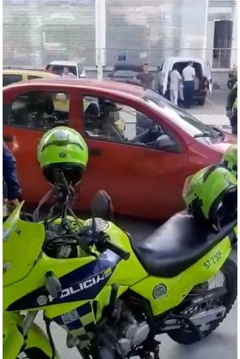 "Tenía rato que no lo hacía", hombre tocándose sus partes íntimas afuera de un colegio en Barranquilla