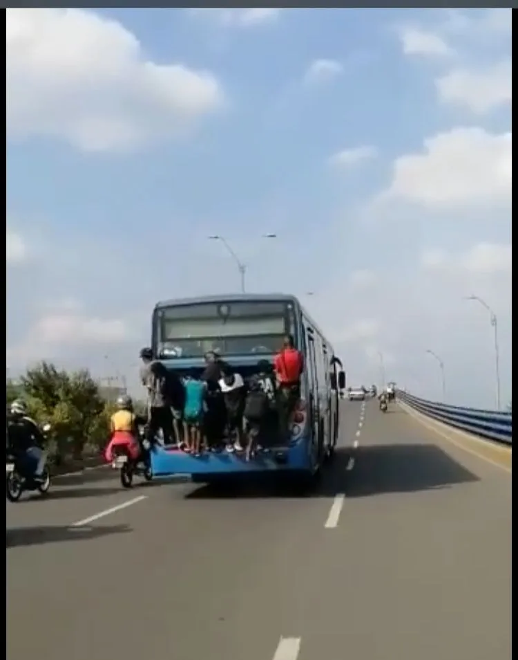 colgados bus del MIO menores en Cali