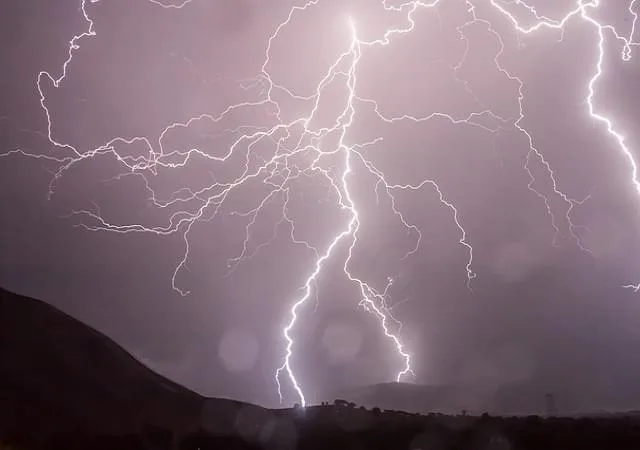 Trágico incidente en playa de Puerto Rico: tres menores recibieron descarga eléctrica por un rayo.