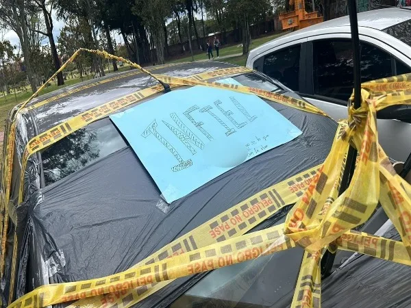 Venganza tóxica Le envolvió el carro con bolsas y le puso un cartel de infiel; toda la universidad lo vio