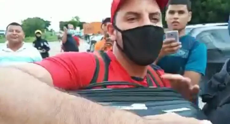 jugadores del Junior les tocó bajarse del bus.
