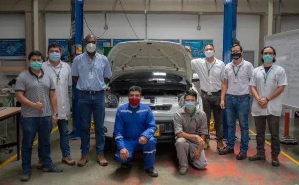 Algunos de los integrantes del equipo que construyó el motor del vehículo eléctrico