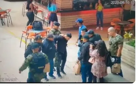 En Cali: capturados en pleno centro comercial, si estaban extorsionando respondió el Ejército. Foto: captura vídeo Ejército.